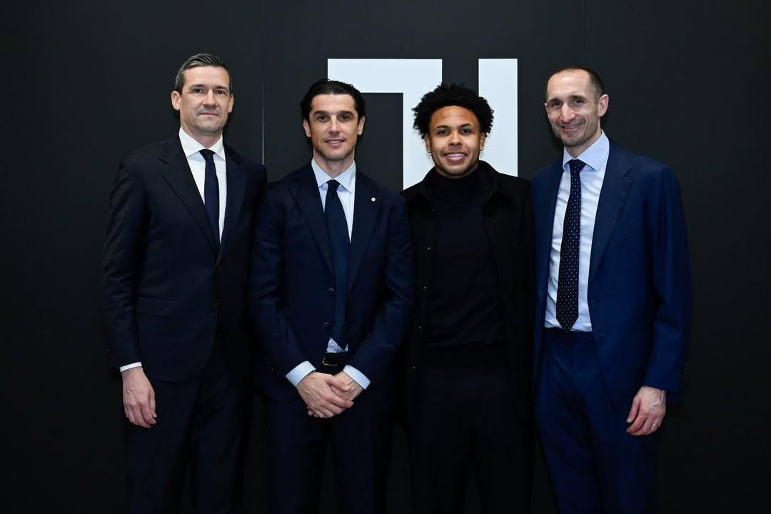 pp电子-麦肯尼分享续约照片：开心到极点，又一个四年