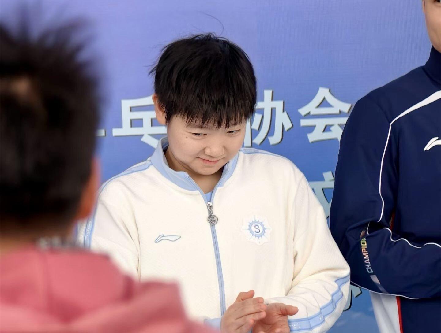 pp电子-国乒亮相剑指亚洲杯！孙颖莎欢乐笑弯腰，王曼昱合影一脸严肃