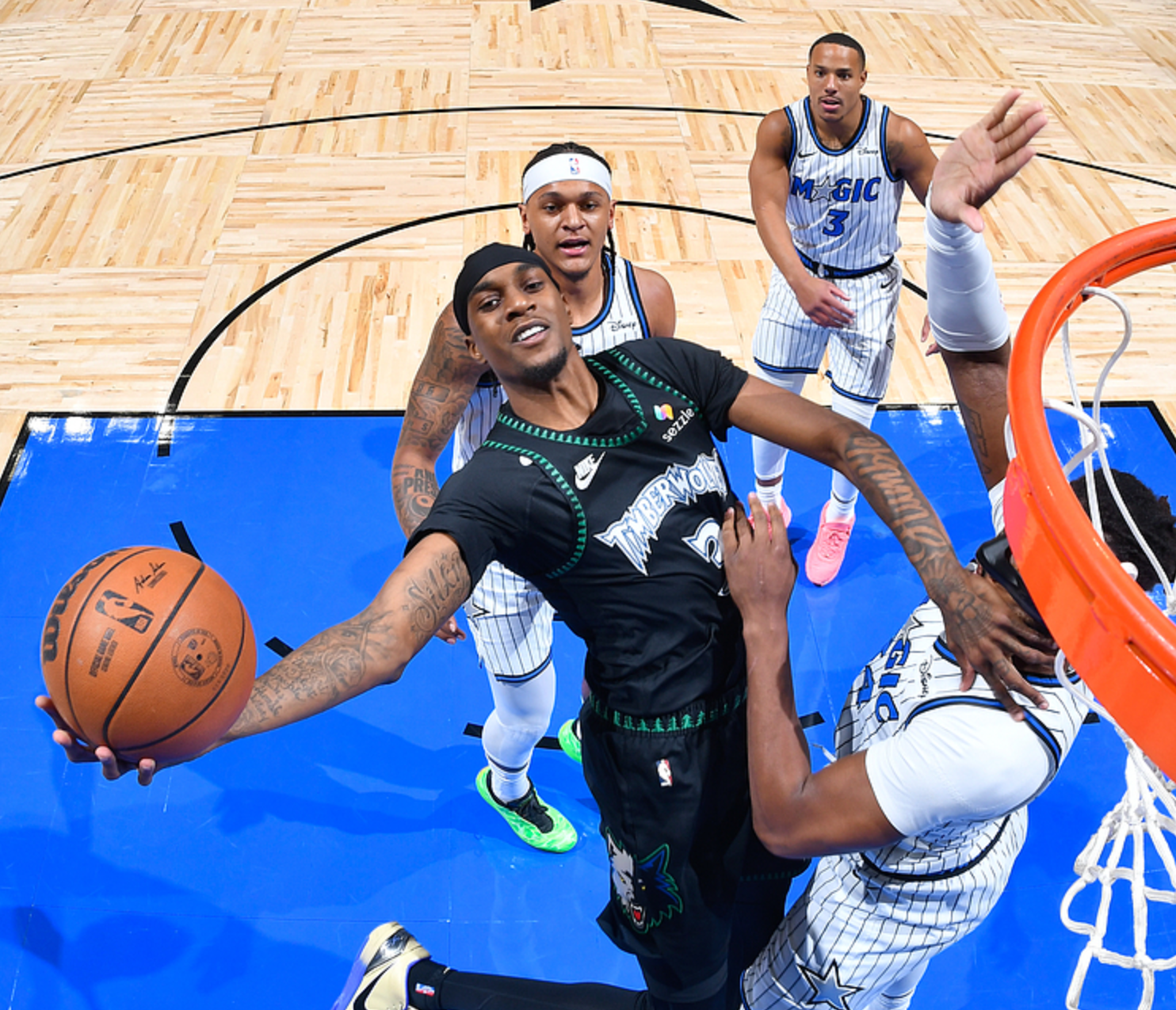 pp电子-西部最新排名：掘金10连胜，火箭收好礼，3-6名差距变大