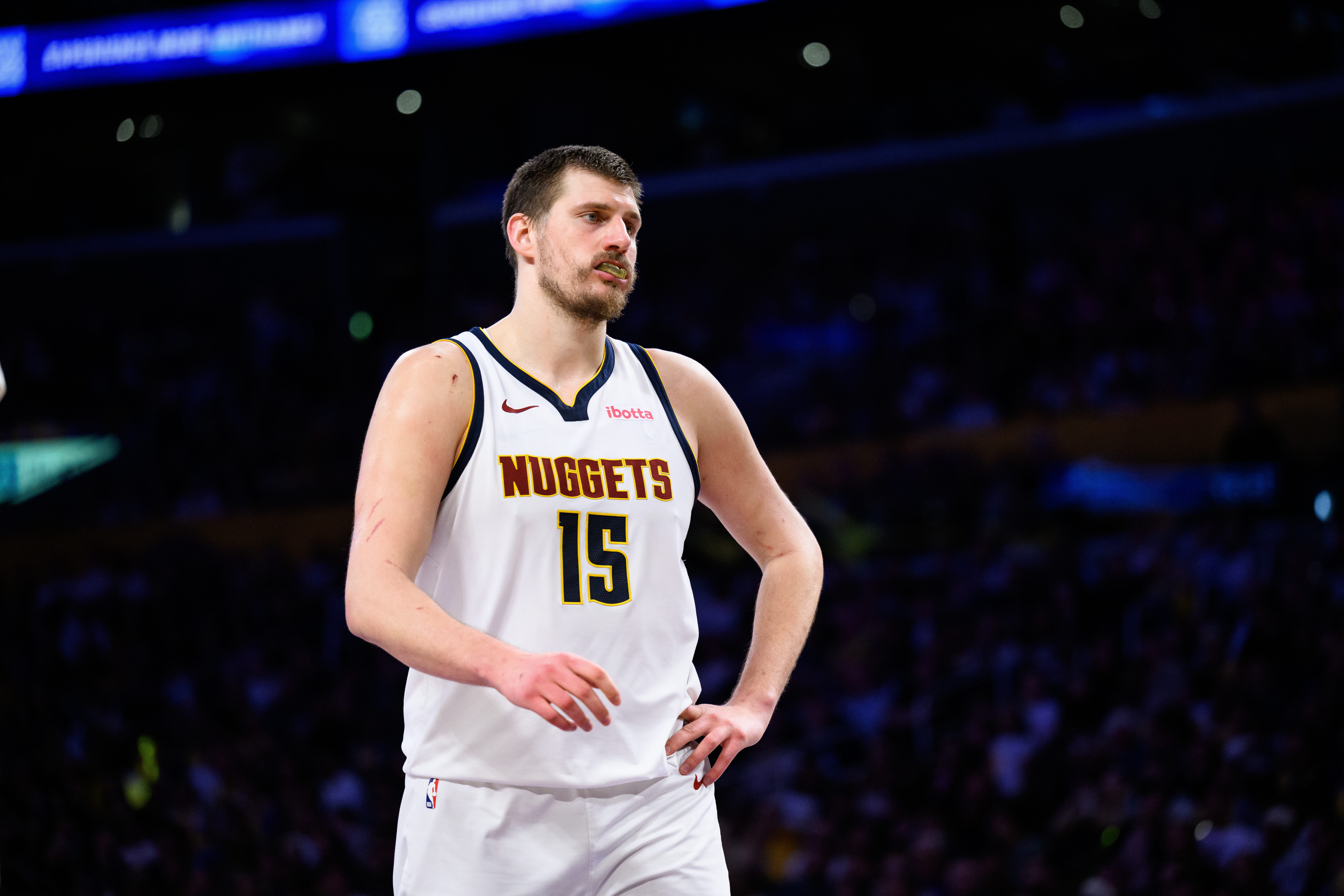 pp电子-创造历史!约基奇本赛季场均篮板助攻皆排联盟第一 NBA历史首人