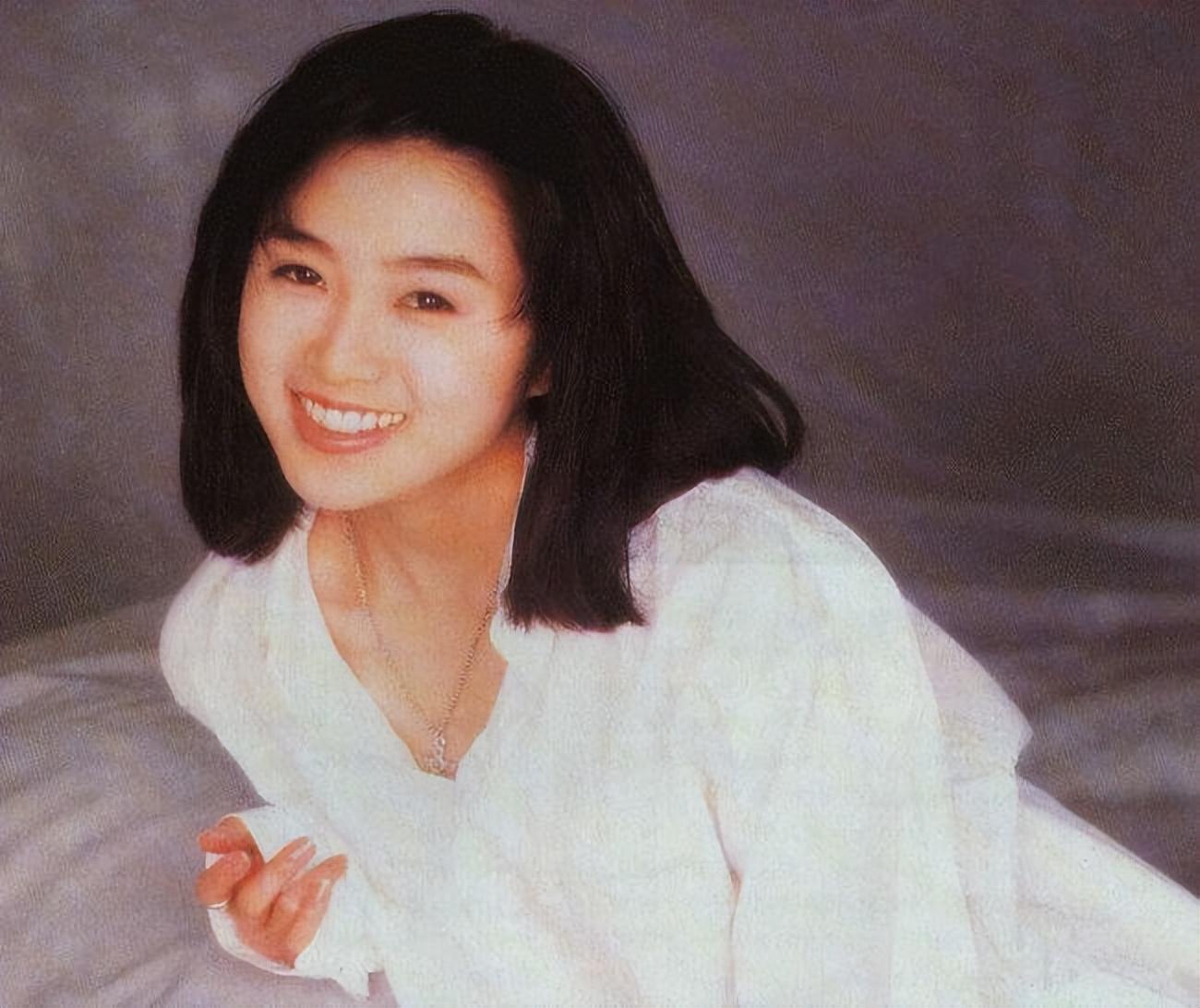 pp电子-堕落的“清纯女星”酒井法子,这张腿间蝴蝶背后,隐藏着的故事